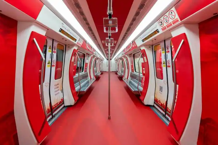 4月29日下午,一条流动的"红色课堂"驶入无锡地铁轨道,搭乘地铁的市民