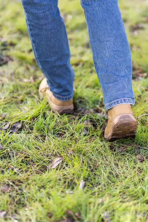 在春天森林散步的女人照片-正版商用图片09i2tr-摄图新视界