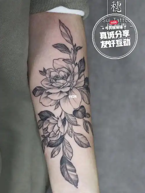 我想纹素花,喜欢颜色稍微重一点的~专门要求纹身师这样做的!