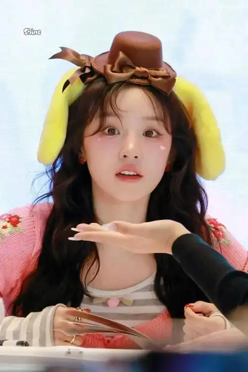 整个造型将宋雨琦本身甜美的少女气息发挥到极致.