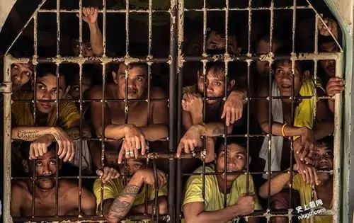 世界最惨监狱如地狱 睡觉都要轮流