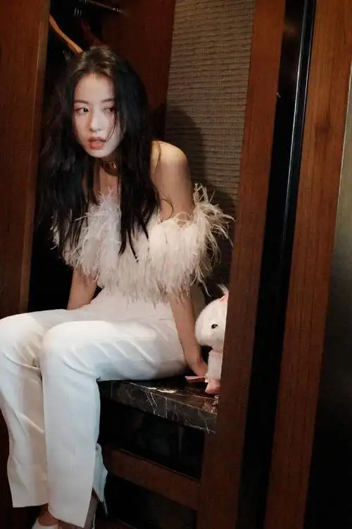 周雨彤白色绒毛装优雅时尚写真