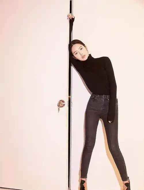 杨采钰上身穿了件黑色上衣,带有紧身的裁剪,将其曼妙身姿勾勒,下身穿