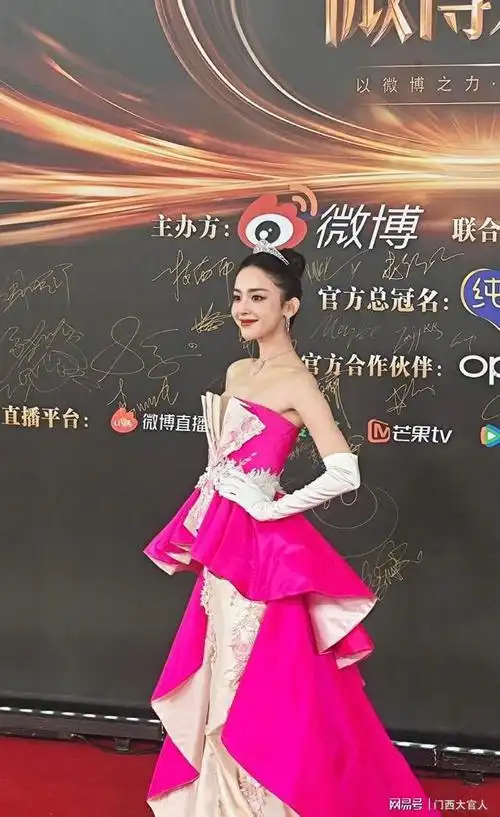 古力娜扎一身桃红大裙亮相微博之夜红毯引发粉丝热议