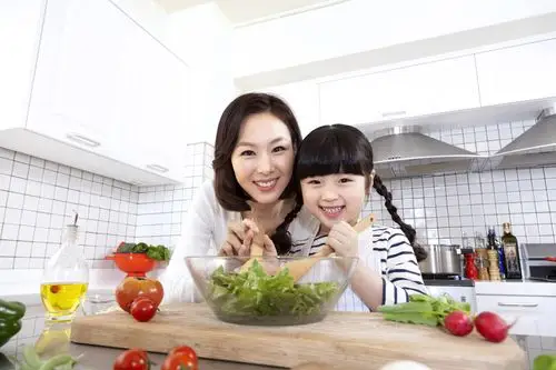 因为他在家里吃不到,对他来说拥有太难;越得不到的东西越会成为渴望