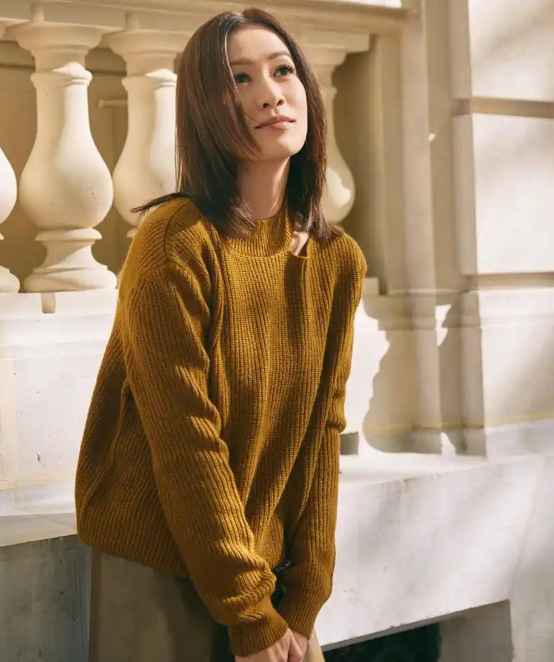 佘诗曼巴黎街拍,风衣毛衣搭短裙,街头一道靓丽风景线