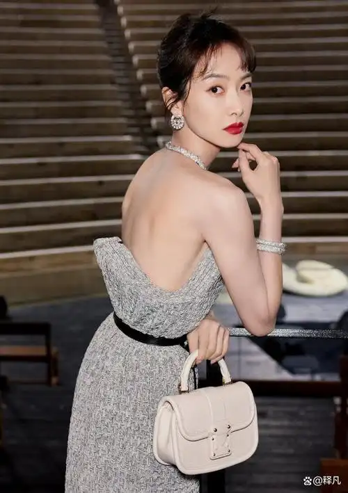 图中,宋茜身材一袭抹胸灰色长裙,脖子和手上都戴着名贵项链,她俏脸
