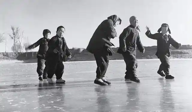 40张稀罕的童年老照片:60后70后80后的童年回忆,是否有你的样子