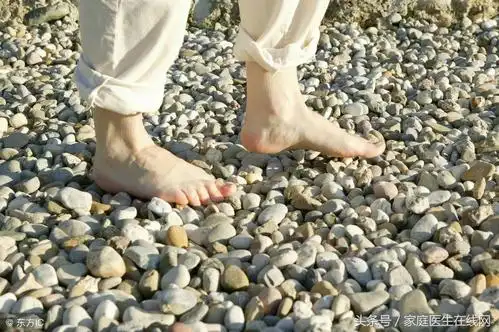 光脚走路有利也有弊,好处在于,能为身体带来3个改善