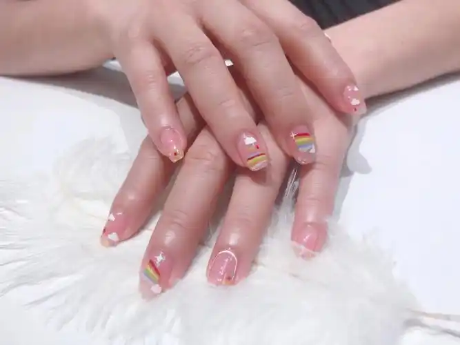 彩虹美甲