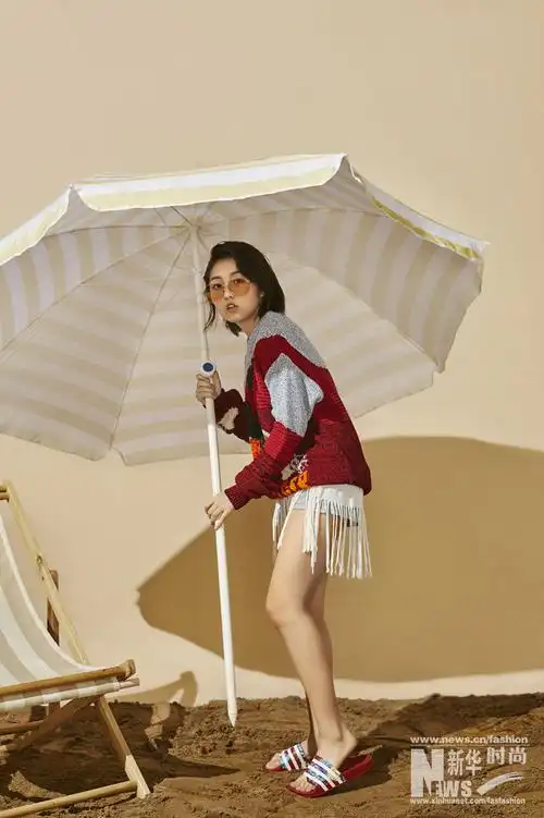 时尚 这组照片以夏日沙滩为背景,张子枫身穿仙人掌印花的红色针织衫