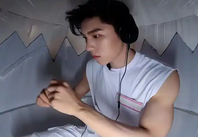 王子异穿背心蹲在蛋壳里手臂肌肉太显著这才是爱豆该有的样子