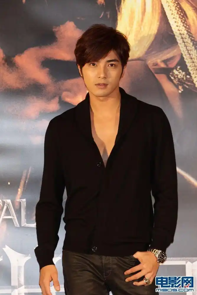 性感型男贺军翔拉弓秀胸肌 黑装出场露调皮笑容