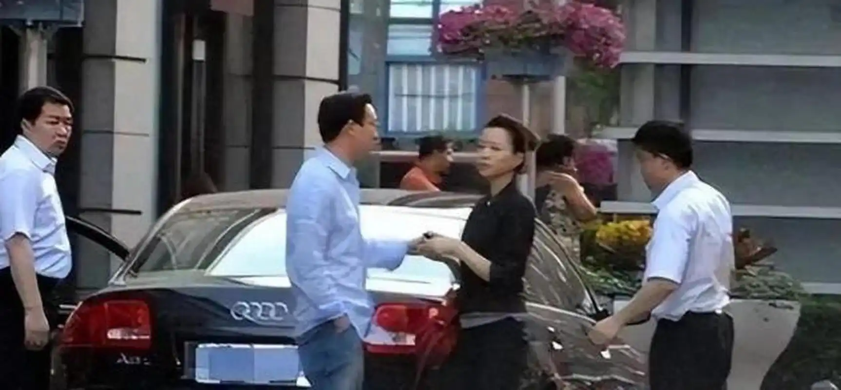 密春雷花费6000万,给董卿在美国购买了一栋豪宅,就在密春雷将豪宅交给