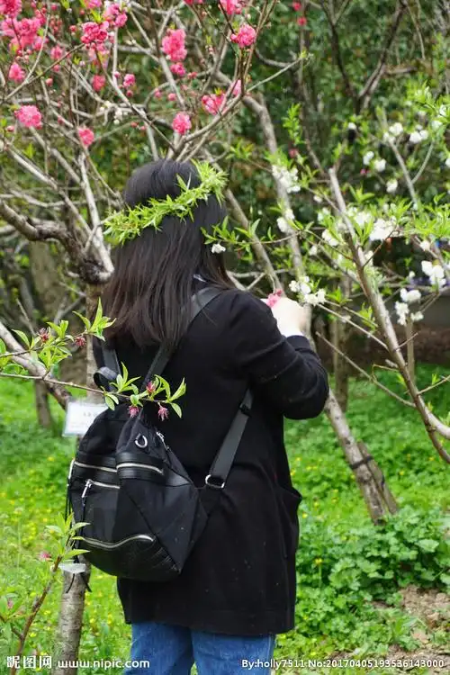 头戴花环的女人背影图片