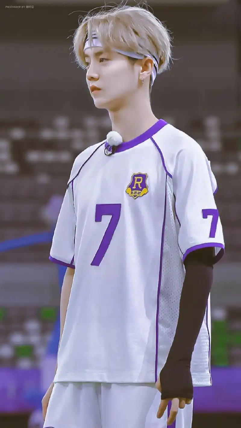 [鹿晗][分享]210606 在绿茵场尽情享受足球快乐的鹿晗 扑面而来的青春