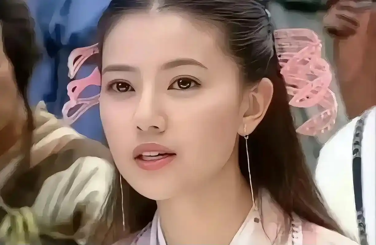 以前一直没get到贾静雯的颜值,觉得周芷若最好看,很粉高圆圆的颜值