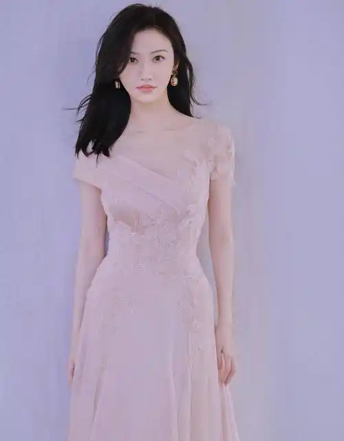 景甜改变穿搭风格?樱花粉色连衣裙,有着"仙女下凡"的飘逸感