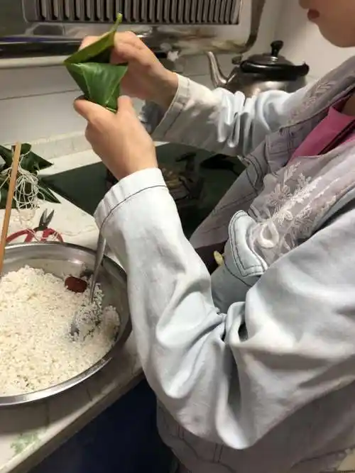这个端午节我到我姨家,姨教我学会了包粽子