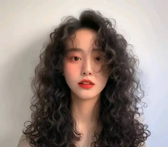 冬天发型不论怎么烫,最美还是羊毛卷全头烫,蓬松瘦脸还保暖_头发_脸型