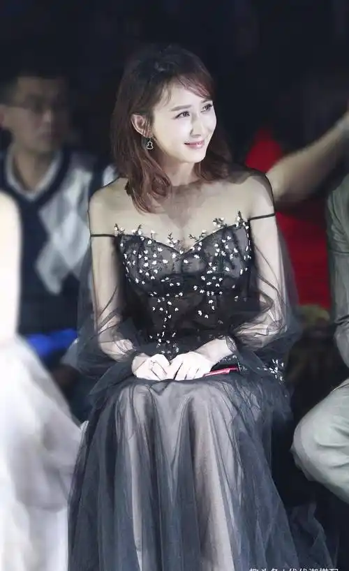 原创41岁胡静身材好完美穿低身材礼服裙时尚大气坐姿优雅显高贵气质