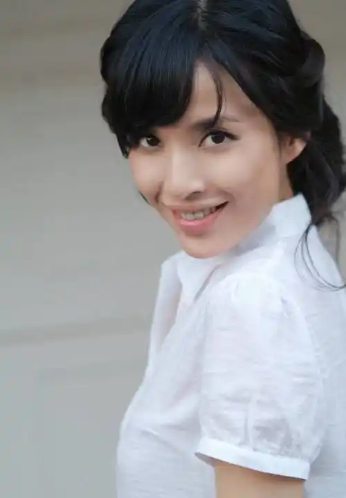 靳东老婆年轻时青春文艺,如今44岁满头白发,自然老去气质却很好_李佳_