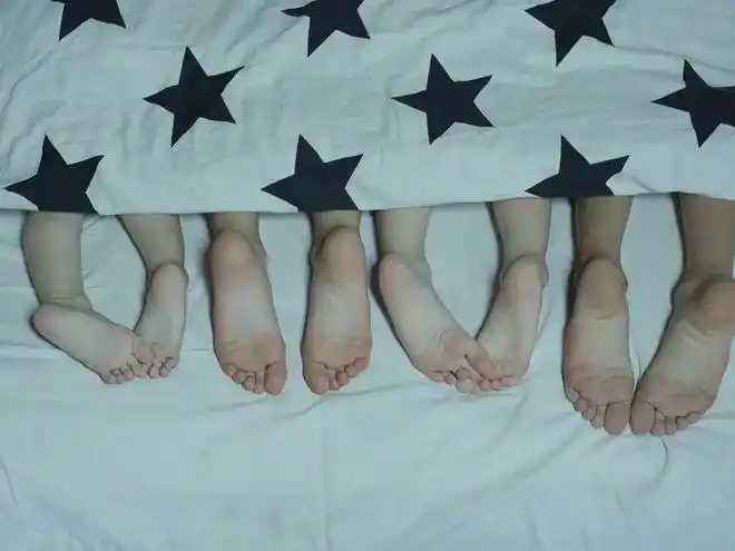 孩子睡觉露脚丫,别忙着盖!好处你想不到