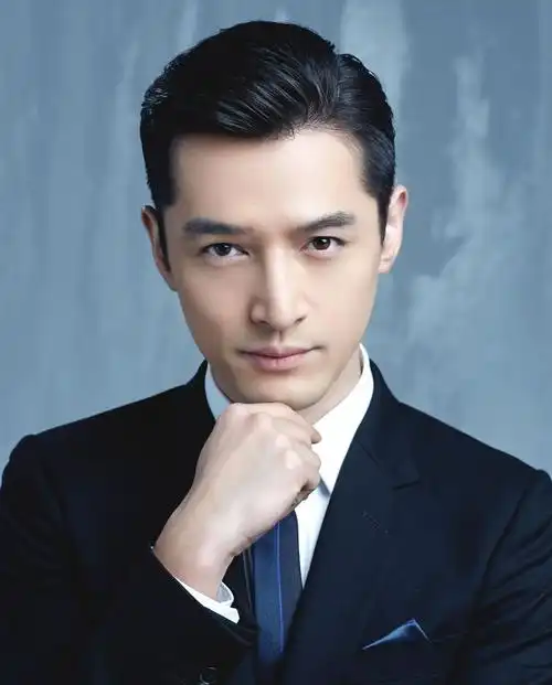 武汉某书店偶遇胡歌,人帅有礼貌,网友:为啥越来越像张鲁一?