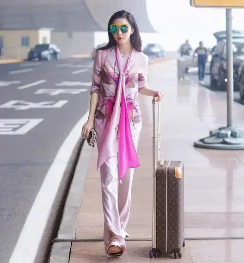 原创38岁范冰冰街拍曝光,穿亮色长裙美丽动人,数字logo916暗含深意