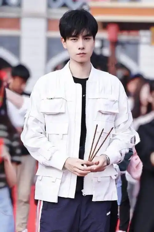 当时的胡一天依旧留着一个干净,简单的发型,发色也是最普通的黑色,在