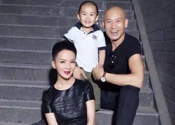 孩子出生后,师小红淡出了影视圈,开始在家做起了全职奶爸,直到儿子