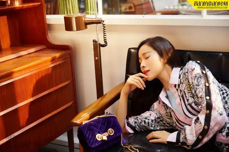 江一燕街拍大片 演绎悠然夏日的浪漫风情