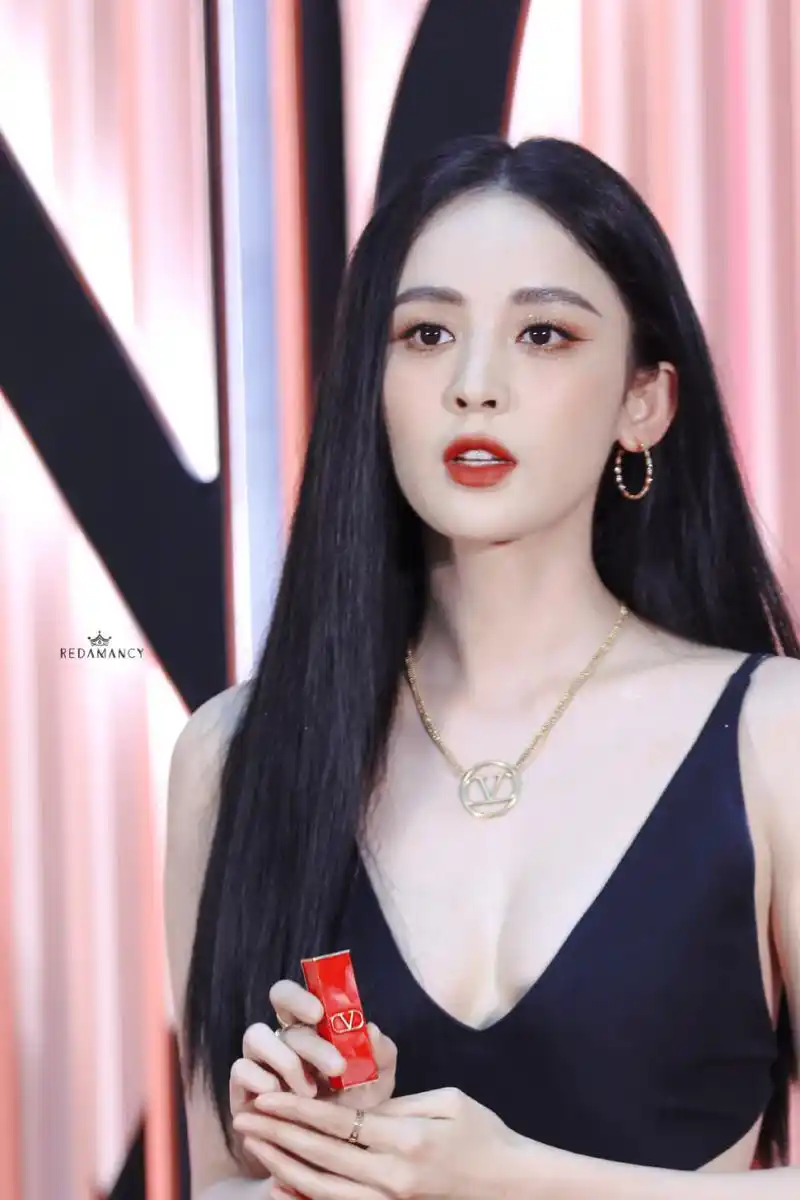 视频来自娜扎2021年三亚国际免税城出席valentino美妆免税店开业活动