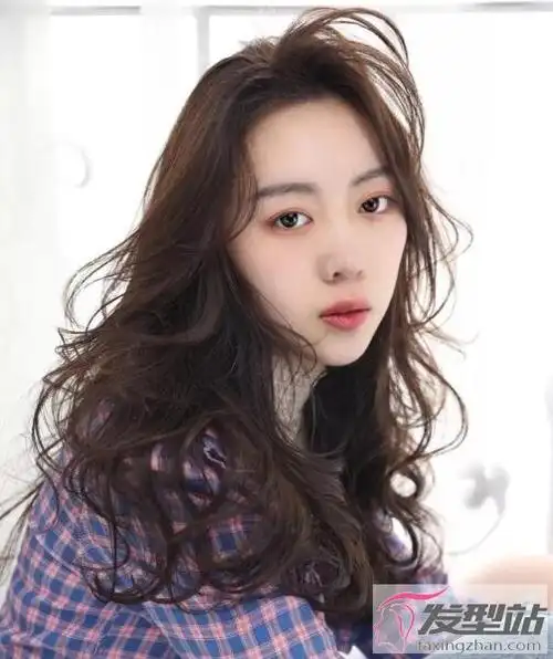 女生适合烫什么卷发 空气烫卷发美得轻盈飘逸_发型站