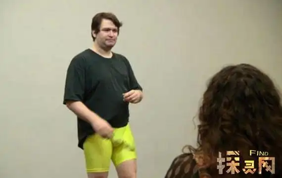 世界上拥有最大阴茎男人乔纳福尔肯勃起达34厘米