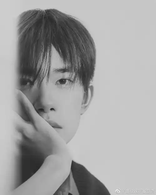 黑白滤镜下的易烊千玺故事感和氛围感拉满了