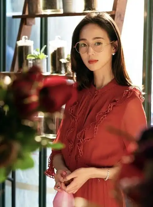 张钧甯短发魅力四射,碎花裙配西装优雅大气,真是自律女生更美