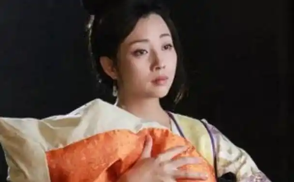 小姐与仆人私奔被弃,隐瞒身份嫁富二代,新婚诞私生子后疯掉