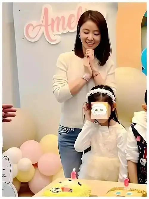 林心如深情呵护母爱满溢坚决拒绝女儿与保姆独处