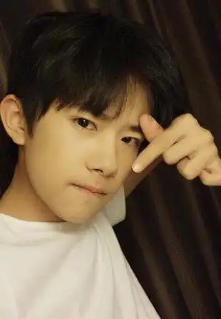 娱乐圈流量小生花式比心 千玺杨洋吴亦凡谁诱惑到你了