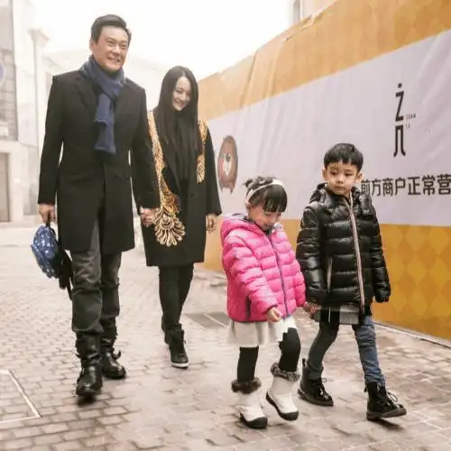 曹颖一家四口回老家, 夫妇牵手秀恩爱, 她打扮的比少女还时髦