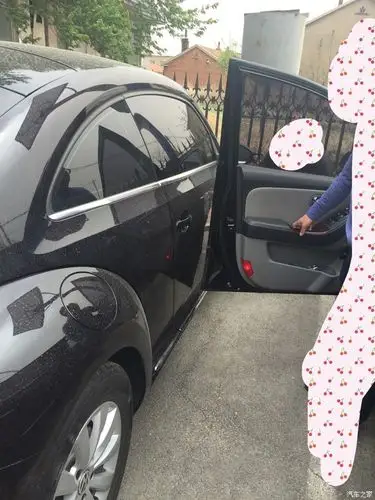 同事下车开车门,把我车门刮掉漆,顶出个凹陷……各种心疼