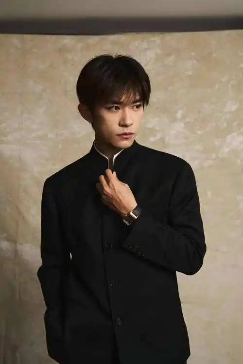 易烊千玺时尚写真:神采奕奕,仪态万方