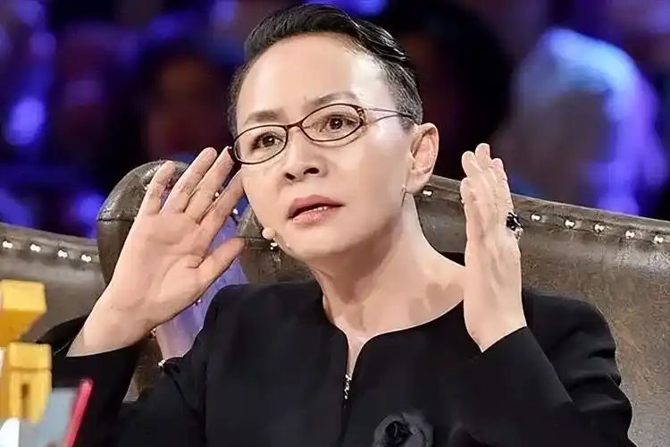 62岁宋丹丹近照大变样,头发稀疏唇色苍白,与当初的白云大相径庭_生活_