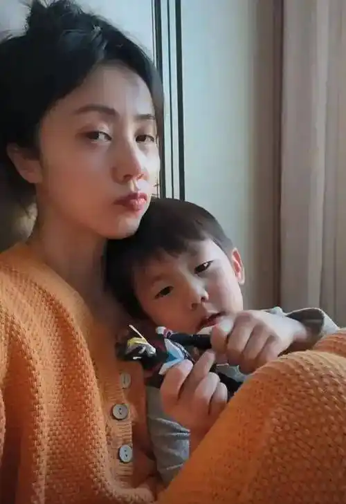 黄磊三胎儿子首次亮相,网友直呼:基因太强大_家庭