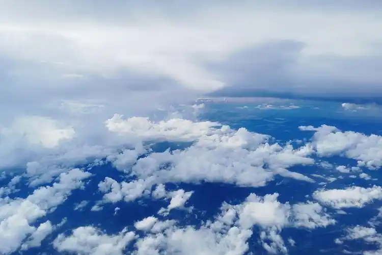 三亚的天空碧蓝碧蓝的,云朵雪白雪白的.