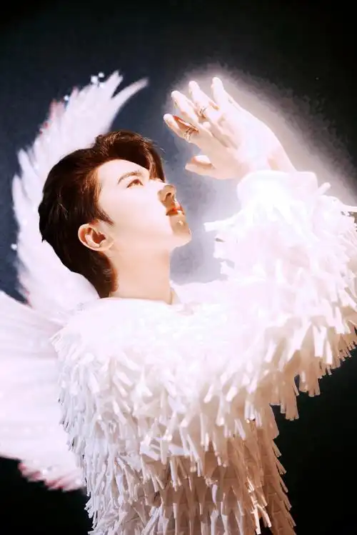 浙江卫视818晚会官宣蔡徐坤##蔡徐坤白色流苏卫衣造型