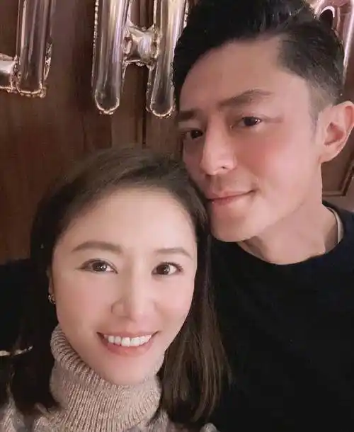 小海豚扎马尾有灵气,亲吻妈妈画面有爱_霍建华_夫妻_好友