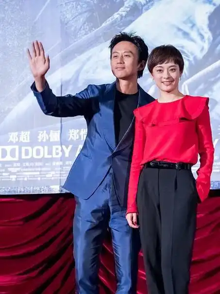 孙俪和邓超一起亮相秀恩爱红色荷叶边衬衫搭配西装裤减龄洋气