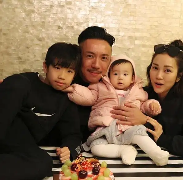 陈小春晒全家福一家四口共用一张脸网友基因未免太强大